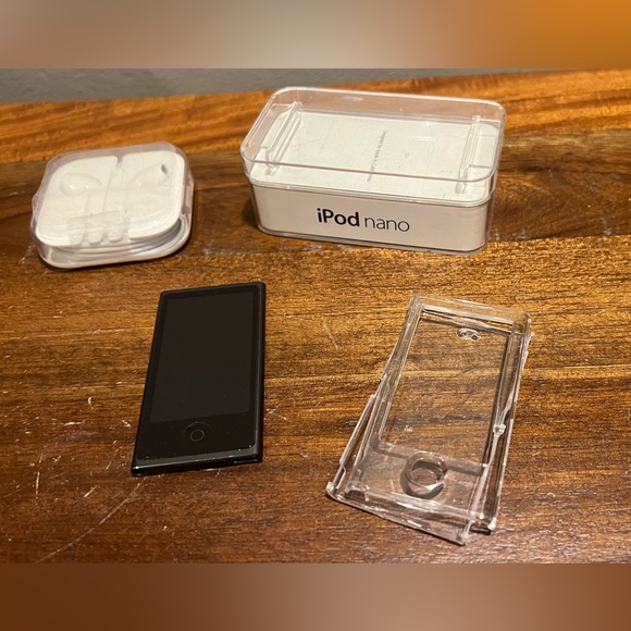 Apple iPod Nano 7th Generation. Pristine Condition! - Picture 7 of 16